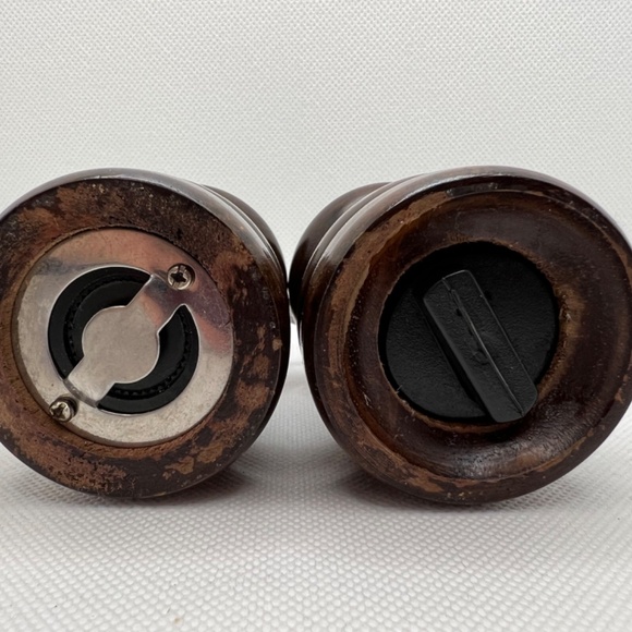 Vintage OLDE THOMPSON Solid Wood Walnut Salt & Pepper Mill - Picture 7 of 8
